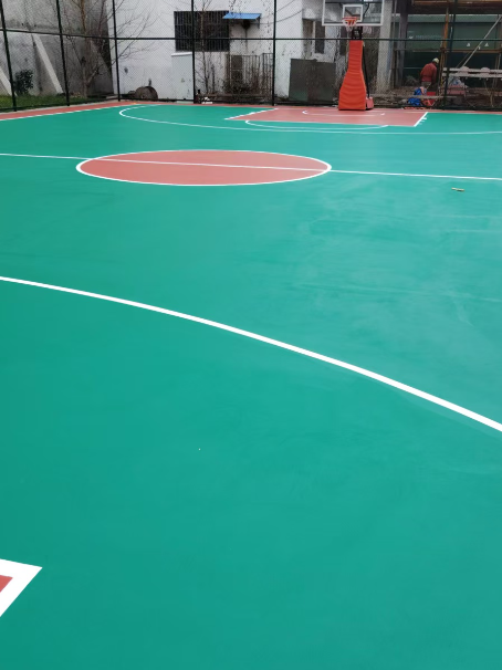 秦安 球场长期使用易出现地面开裂